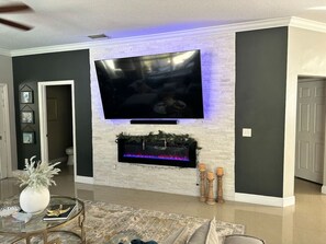 Téléviseur, foyer, chaîne audio, bureau