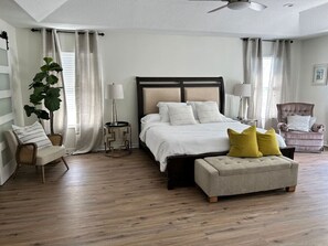 5 chambres, bureau, fer et planche à repasser, lit de bébé portatif