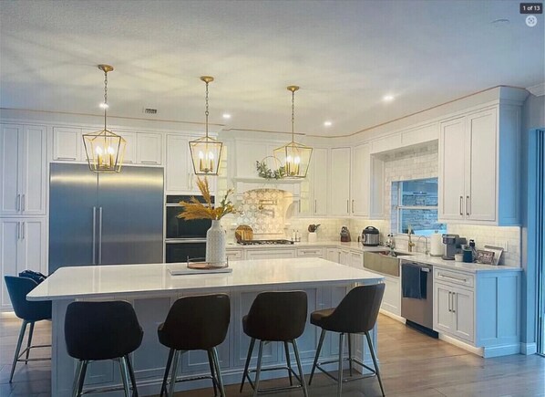 Réfrigérateur, four à micro-ondes, un four, surface de cuisson