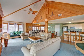 Smart TV, video games, books - Semi-Oceanfront, Beach Access, Hot Tub & Pool Table (Avon)
