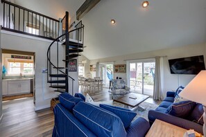 Smart TV, books - On Special, Oceanside, Less Than 500ft to Beach, Hot Tub, Yard, & Decks (Salvo)