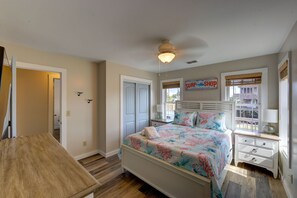 3 bedrooms, desk, free WiFi, bed sheets - On Special, Oceanside, Less Than 500ft to Beach, Hot Tub, Yard, & Decks (Salvo)