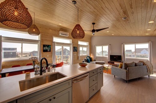 Luxurious Semi Oceanfront Home, Private Pool, Hot Tub, Elevator, Hammock Swing & Fire Pit