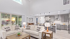 Un salon moderne comprenant un canapé, une table basse et un coin repas.