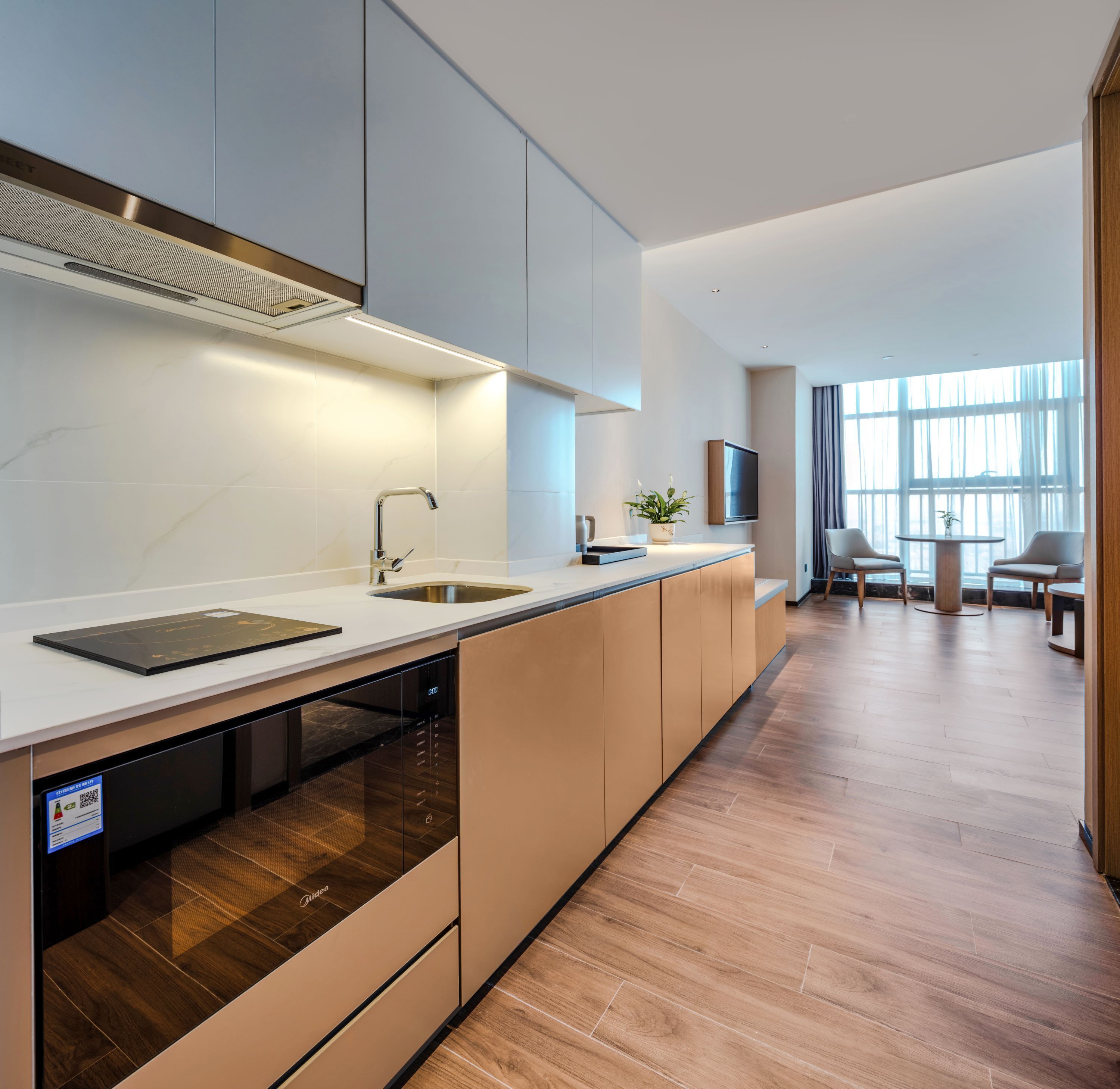 Deluxe Suite | Private kitchen | Fridge, microwave