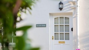 Una puerta blanca con una ventana y un letrero que dice 'SCOTS PINE'.