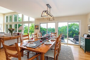 Dining - ⭐ Tower House Galena • Heated Pool • Hot Tub • Sauna • Luxe Hilltop Retreat (Galena)