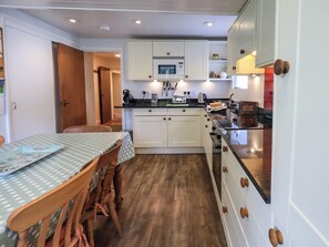 Cottage | Privékeuken | Een koelkast, een vaatwasser, kookgerei, borden en bestek