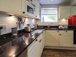 Cottage | Private kitchen | Fridge, dishwasher, cookware/dishes/utensils