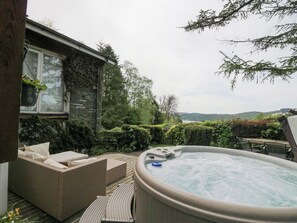 Cottage | Outdoor spa tub - Lake Lodge (Windermere)