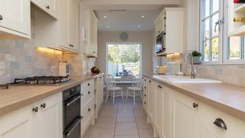 Refrigerador, lavavajillas y utensilios de cocina