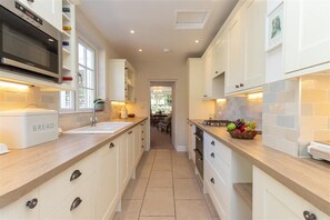 Kühlschrank, Geschirrspüler, Kochgeschirr/Geschirr/Besteck