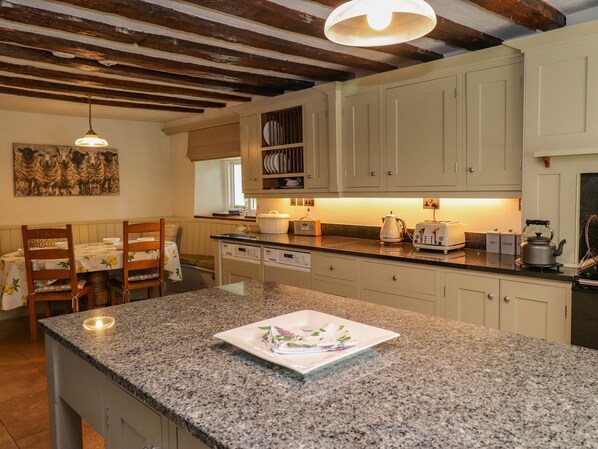 Geladeira, lava-louças, talheres/pratos/utensílios de cozinha