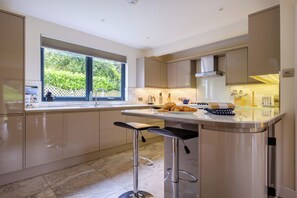 冰箱、洗碗机、电热水壶、烤面包机