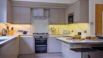 Een koelkast, een vaatwasser, een waterkoker, een broodrooster