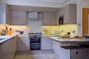 Een koelkast, een vaatwasser, een waterkoker, een broodrooster