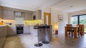 Een koelkast, een vaatwasser, een waterkoker, een broodrooster