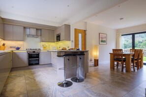 Een koelkast, een vaatwasser, een waterkoker, een broodrooster