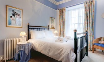 2 quartos, individualmente decorados, individualmente mobiliados