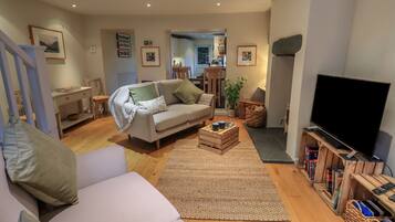 Cottage | Living area | Fireplace, DVD player
