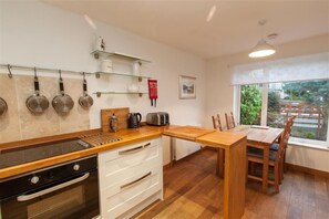 Fridge, dishwasher, cookware/dishes/utensils - Little Brook (Ambleside)