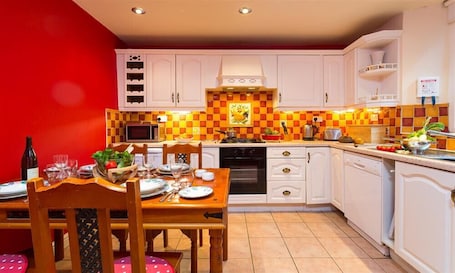 Refrigerador, lavavajillas, utensilios de cocina