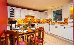 Refrigerador, lavavajillas, utensilios de cocina