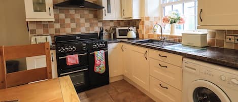 Cottage | Private kitchen | Fridge, cookware/dishes/utensils