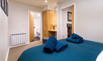 1 habitación, decoración personalizada y muebles diferentes 