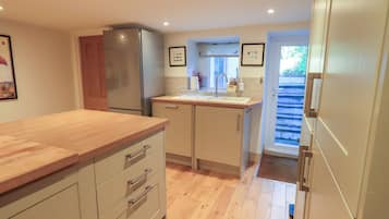 Cottage | Private kitchen | Fridge, dishwasher, cookware/dishes/utensils