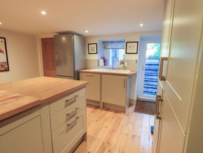 Feriehus | Privat køkken | Køleskab, opvaskemaskine, køkkentøj/tallerkener/redskaber