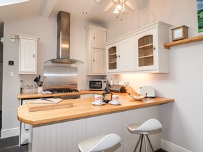 Fridge, dishwasher, cookware/dishes/utensils - Hazeldene (Ambleside)