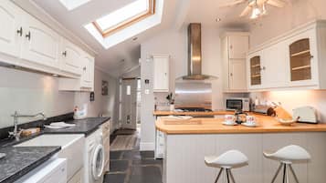 Refrigerador, lavavajillas y utensilios de cocina