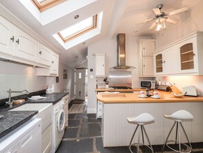 Geladeira, lava-louças, talheres/pratos/utensílios de cozinha