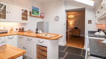 Lemari es, mesin pencuci piring, dan peralatan masak/sendok-piring