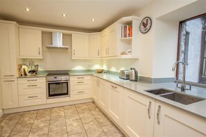 Fridge, dishwasher, electric kettle, toaster - The Miller (Ambleside)