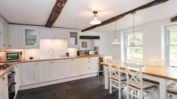 Frigorífico, lavavajillas y utensilios de cocina