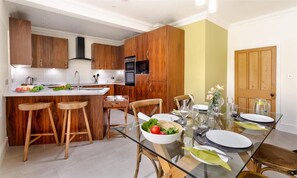 Dishwasher, cookware/dishes/utensils - Pippin Cottage (Keswick)