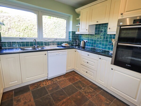 Refrigerador, lavavajillas, utensilios de cocina