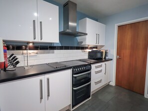 Cottage | Private kitchen | Fridge, dishwasher, cookware/dishes/utensils - Molly's Cottage (Ambleside)
