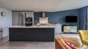 Cottage | Private kitchen | Fridge, dishwasher, cookware/dishes/utensils
