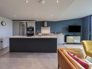 Casa rural | Cuina privada | Frigorífic, rentaplats i utensilis de cuina, vaixella i coberteria 