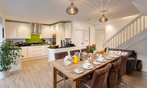 Fridge, dishwasher, cookware/dishes/utensils - Thorndale (Windermere)