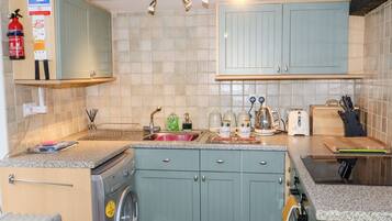 Fridge, cookware/dishes/utensils