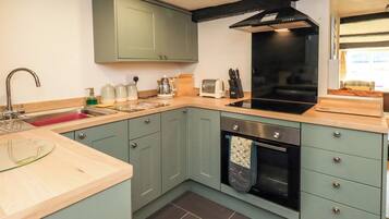 Cottage | Private kitchen | Fridge, cookware/dishes/utensils