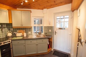 Cookware/dishes/utensils - Sunset Cottage (Ambleside)