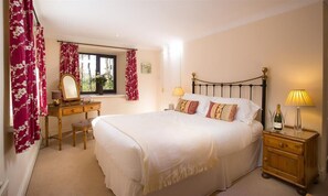 2 عدّة غرف نوم وبديكورات فريدة لكل غرفة وطراز فريد لكل وحدة