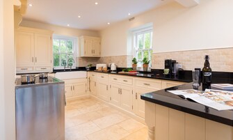 Refrigerador, lavavajillas, utensilios de cocina