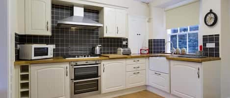 Fridge, cookware/dishes/utensils