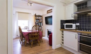 Køleskab, køkkentøj/tallerkener/redskaber